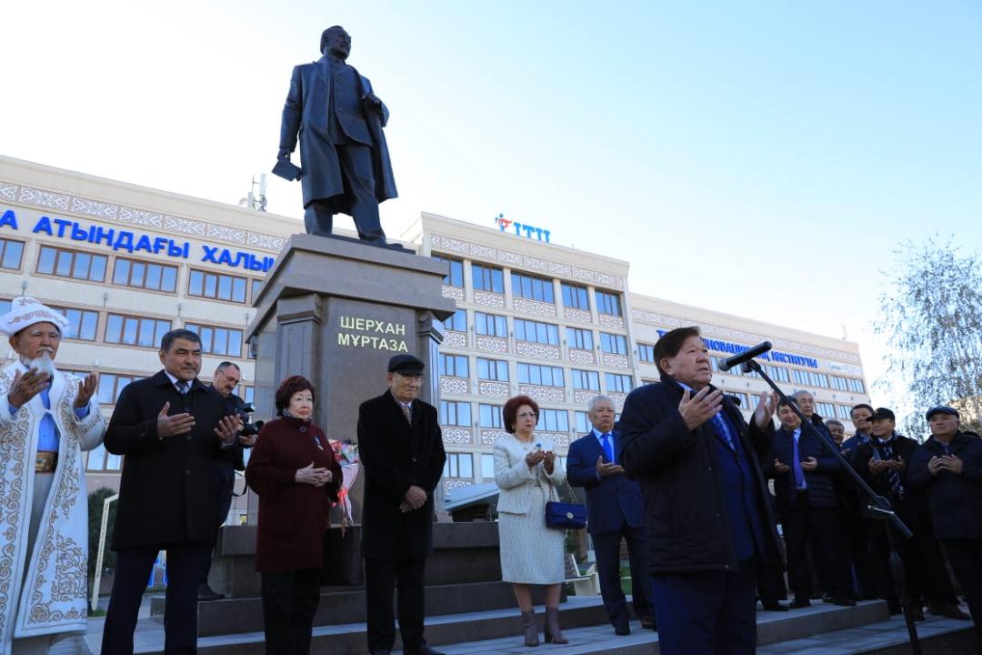 Таразда Халық жазушысы Шерхан Мұртазаның ескерткіші ашылды