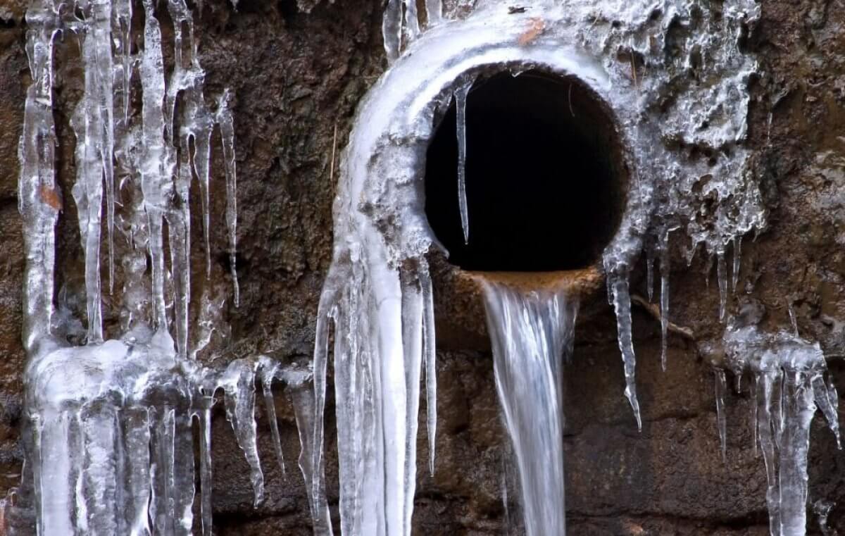 Замерзла вода дома что делать. Замерз водопровод. Замерзла канализация. Застывшая в трубе вода. Замерзшие трубы.
