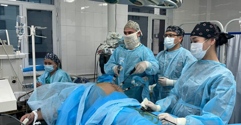Тараз хирургтары тіс шұқығышты етпен бірге жұтып қойған азаматты аман алып қалды