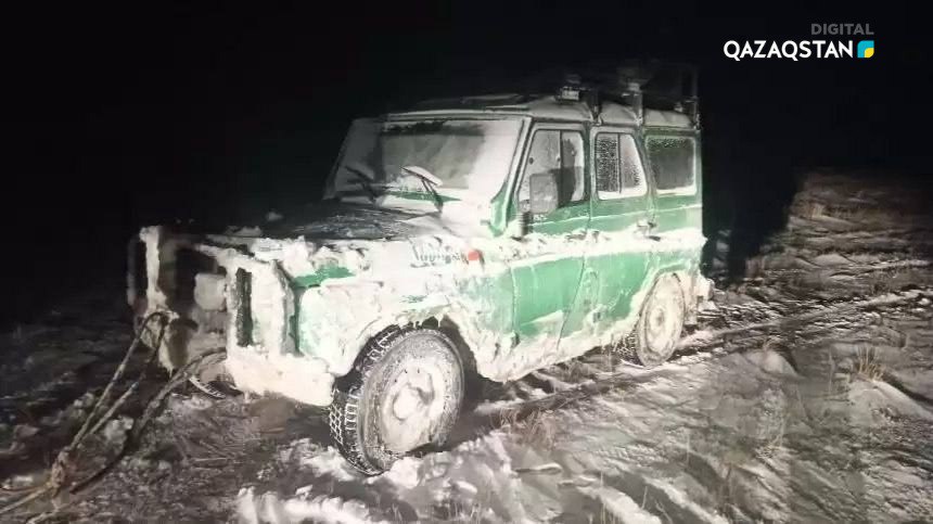 Ақтөбенің Ойыл ауданында өзенде мұз жұқарып, көлік суға батып кетті