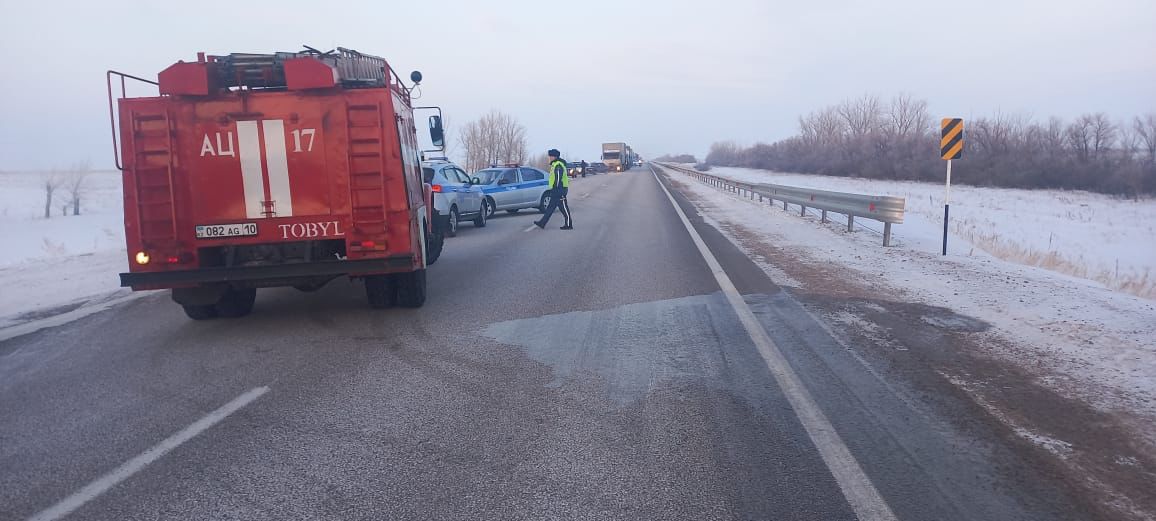 Жамбылдық полицейлер қар құрсауында қалған көліктердi шығаруда