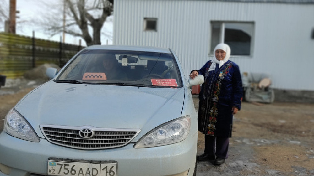 Аягөздік 76 жастағы әже 40 жылдан бері такси жүргізіп келеді