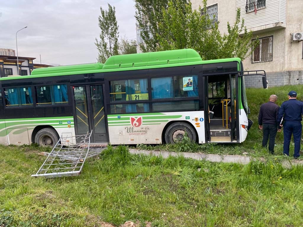 Шымкентте жүргізушісі жоқ автобус төрт адамның өмірін қиды