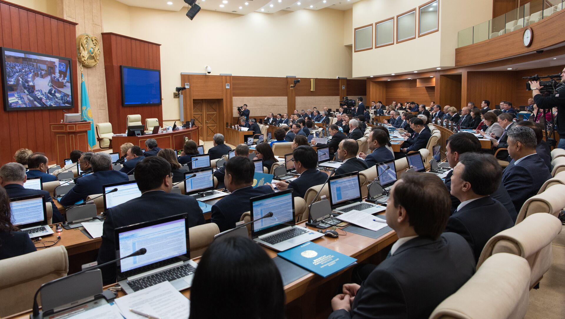 Парламент депутаттары каникулға кетті