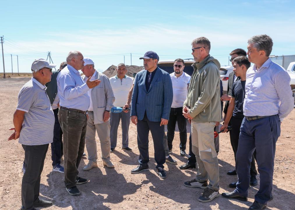 Облыс әкімі Мойынқұмдағы бірқатар ірі кәсіпорындарды аралап, басшыларымен кездесті