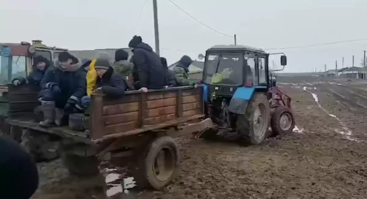 Қазақстанда 30 жыл жол көрмеген ауылдың балалары ҰБТ-ға трактормен барған (Видео)