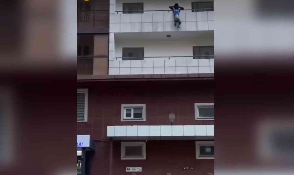 «4-қабаттың балконына ілініп қалған»: Астанада оқушы бес жасар баланы ерлікпен құтқарды