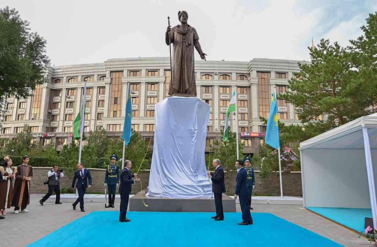 Тоқаев пен Мирзиёев Астанадағы Әлішер Науаи ескерткішін салтанатты түрде ашты