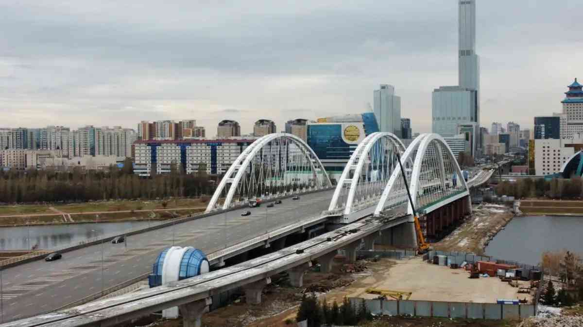 Есілдің үстімен өтетін LRT аспалы көпірінің құрылысы бітті