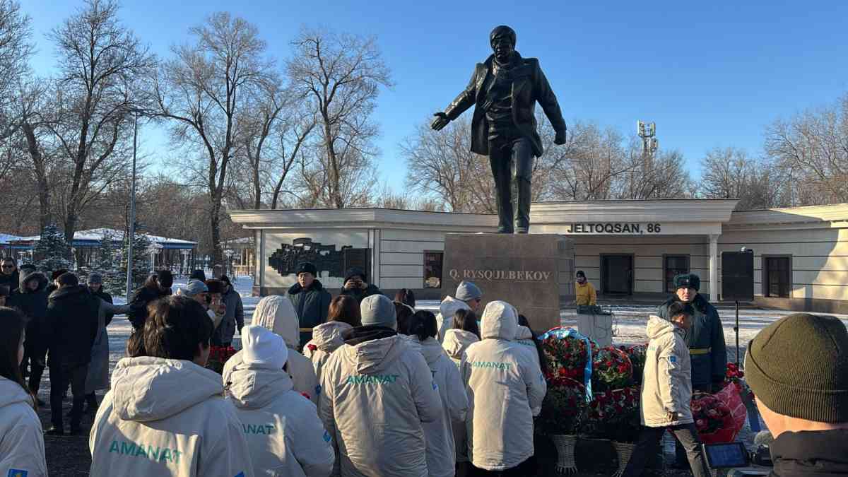 Таразда «Тәуелсіз Қазақстан» монументі мен Халық Қаһарманы Қайрат Рысқұлбековтің ескерткішіне гүл шоқтарын қою рәсімі өтті