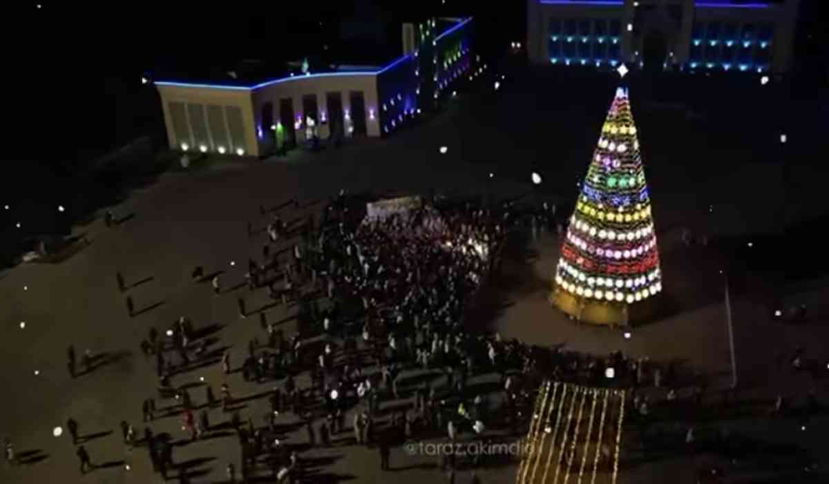 Таразда мерекелік шырша шамы жағылды