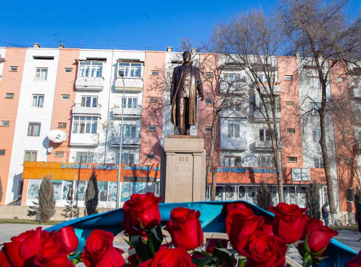 Таразда Дінмұхамед Қонаевтың ескерткішіне гүл шоқтары қойылды