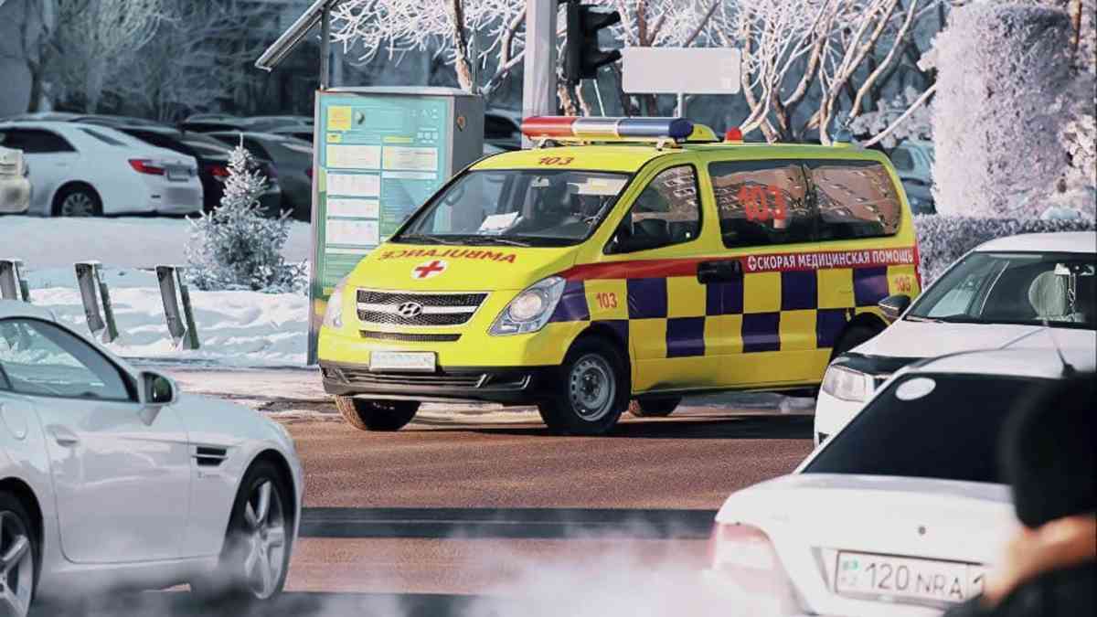 Алтайда қарлы ауа райында жедел жәрдем зейнеткерге жүк көтергішпен көмек көрсетті