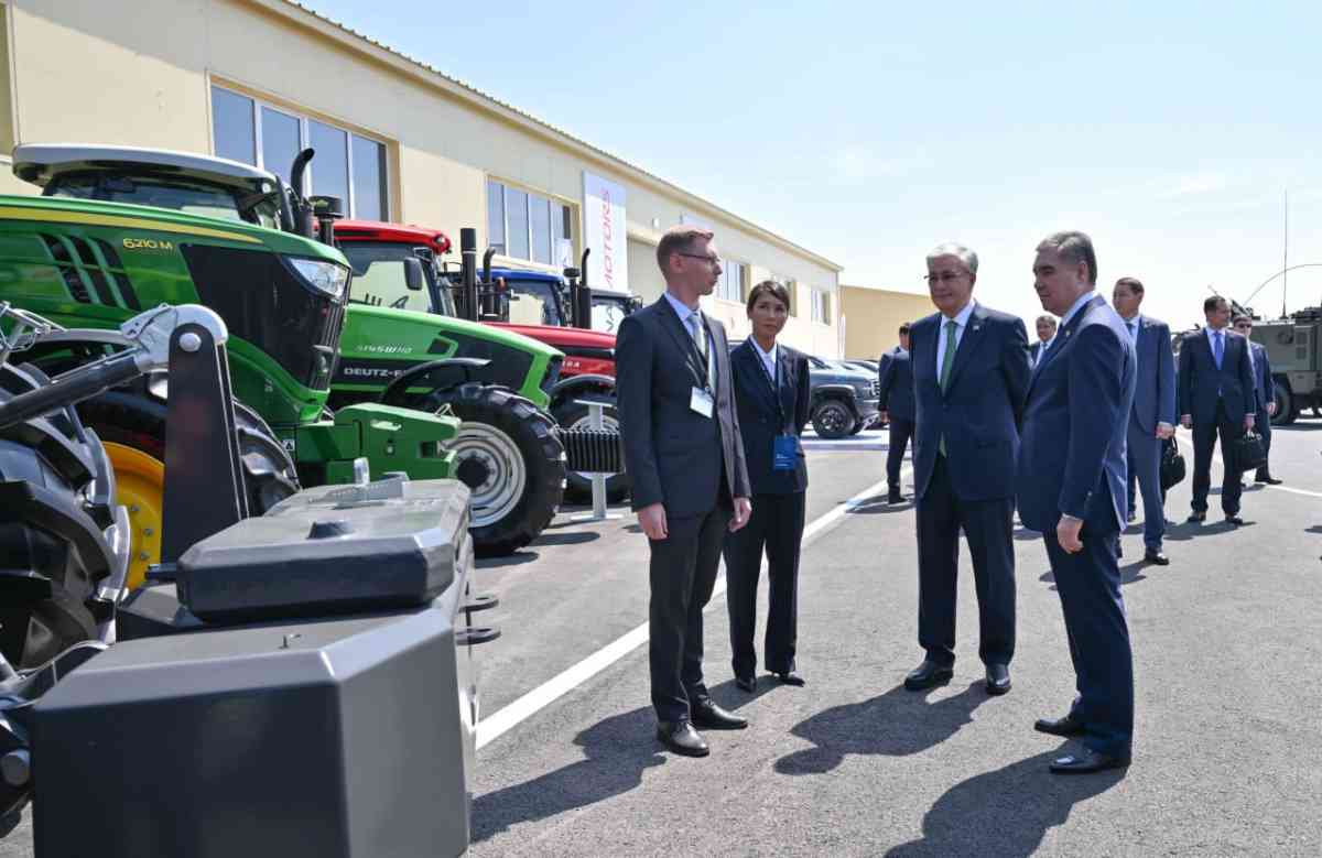 Тоқаев пен Гурбангулы Бердімұхамедов өнеркәсіп көрмесін аралады