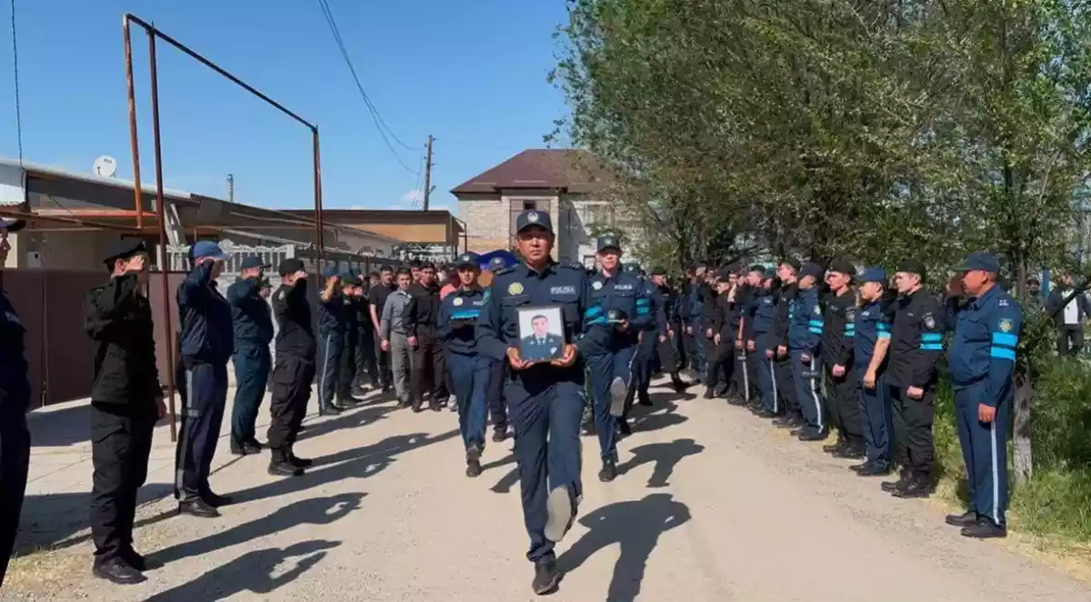 Жамбыл облысында қызмет бабында қаза тапқан полицейді ақтық сапарға шығарып салды