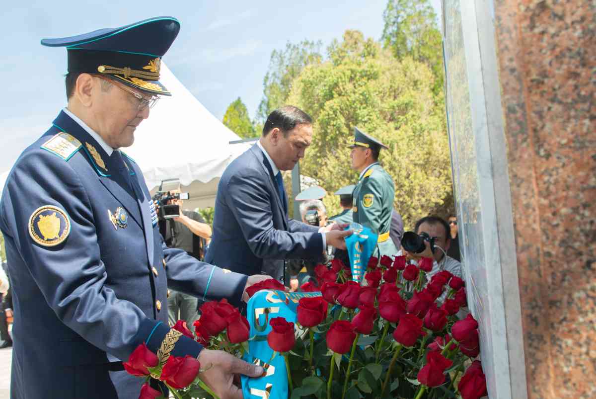 Жамбыл облысында даңқты қолбасшы Бауыржан Момышұлына ескерткіш тақта орнатылды