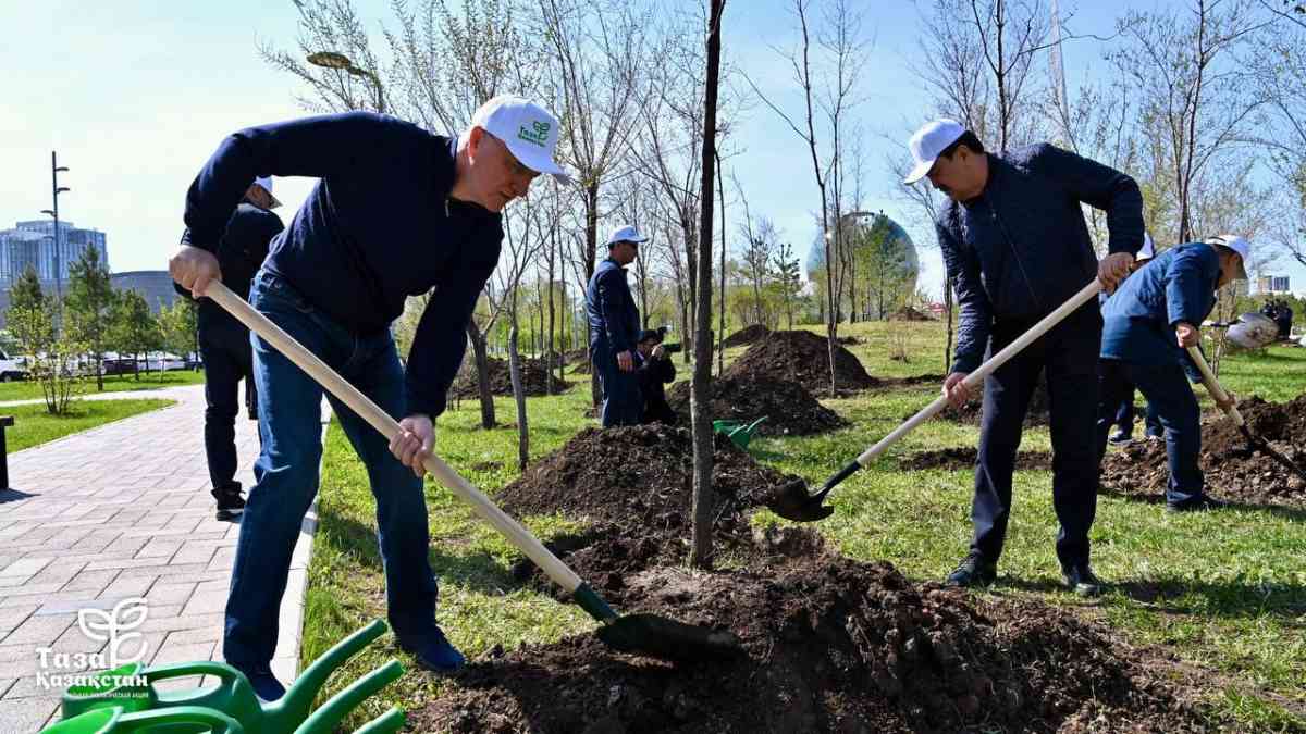 Үкімет Аппаратының қызметкерлері сенбілікке қатысты