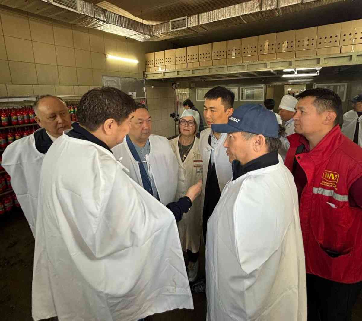 Депутаттар "DAS" жеке кәсіпкерлігінде болып, шұжық шығаратын цехтың жұмысымен танысты