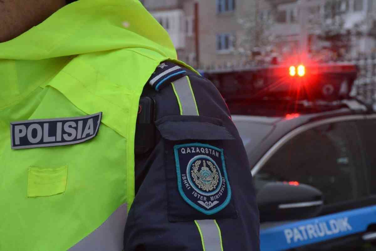 Оралдық полицейлер төртінші  қабаттан секірмек болған әйел адамды құтқарды