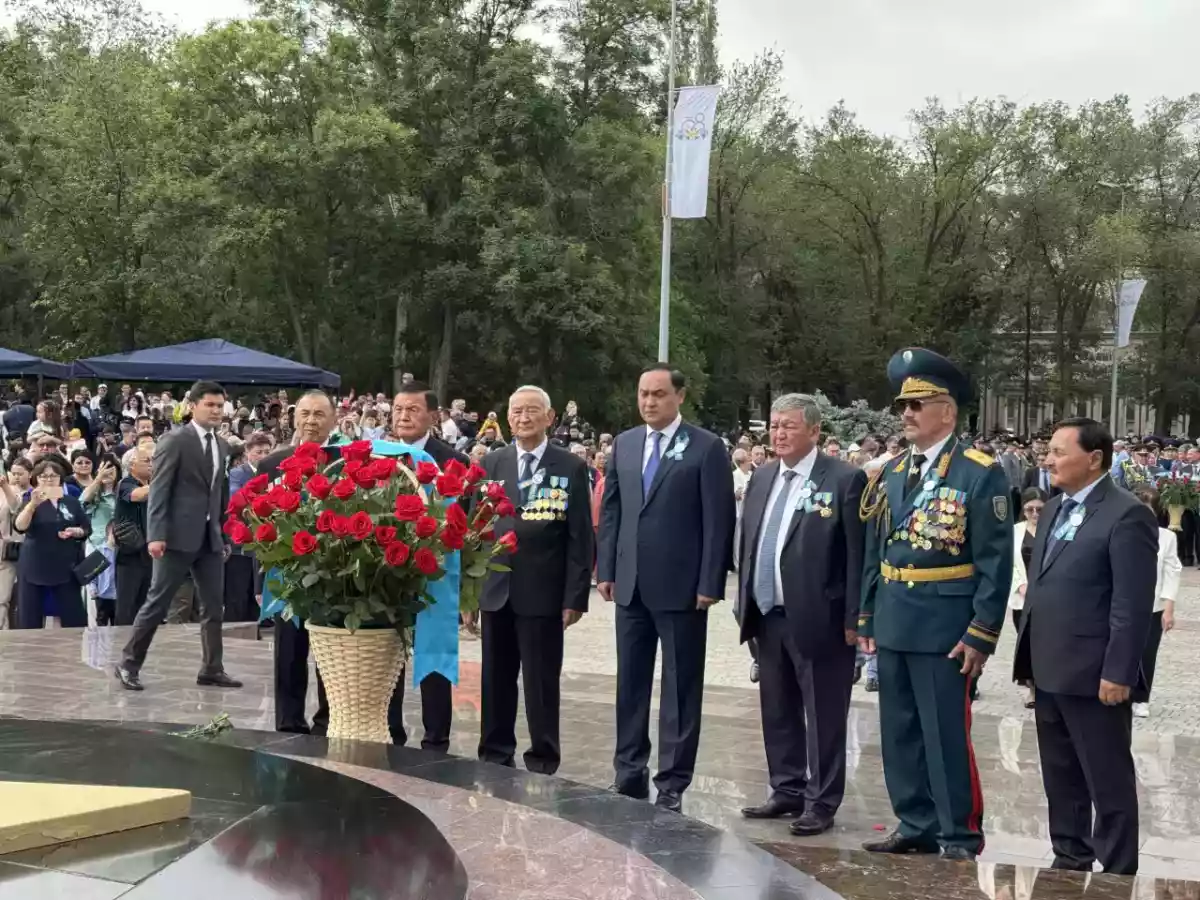 Ұлы Жеңістің 80 жылдығы: Жамбылдықтар даңқты батыр Бауыржан Момышұлының ескерткішіне гүл қойды