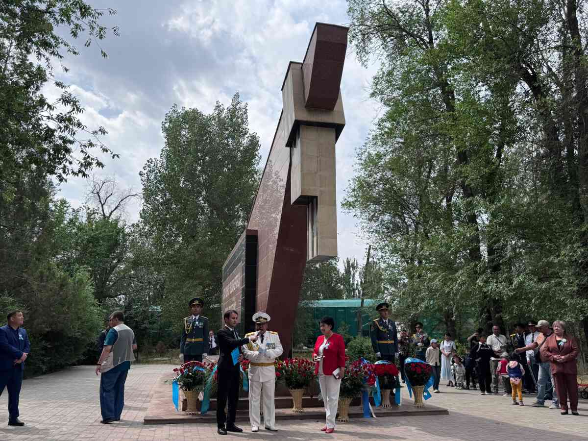 Ұлы Жеңістің 80 жылдығы: Тараздағы «Даңқ» аллеясына жиылған жұртшылық майданда оққа ұшқан батырларды үнсіздікпен еске алды