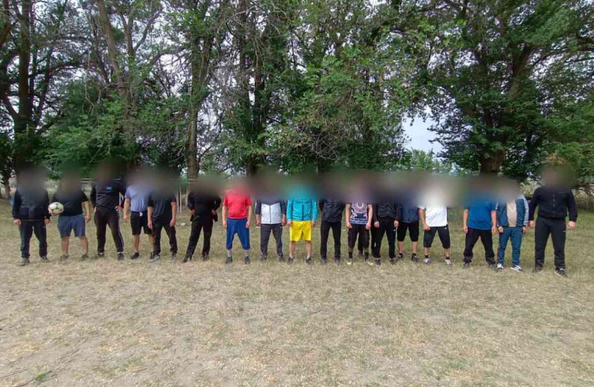 Жазасын өтеушілер жасыл алаңда доп тепті