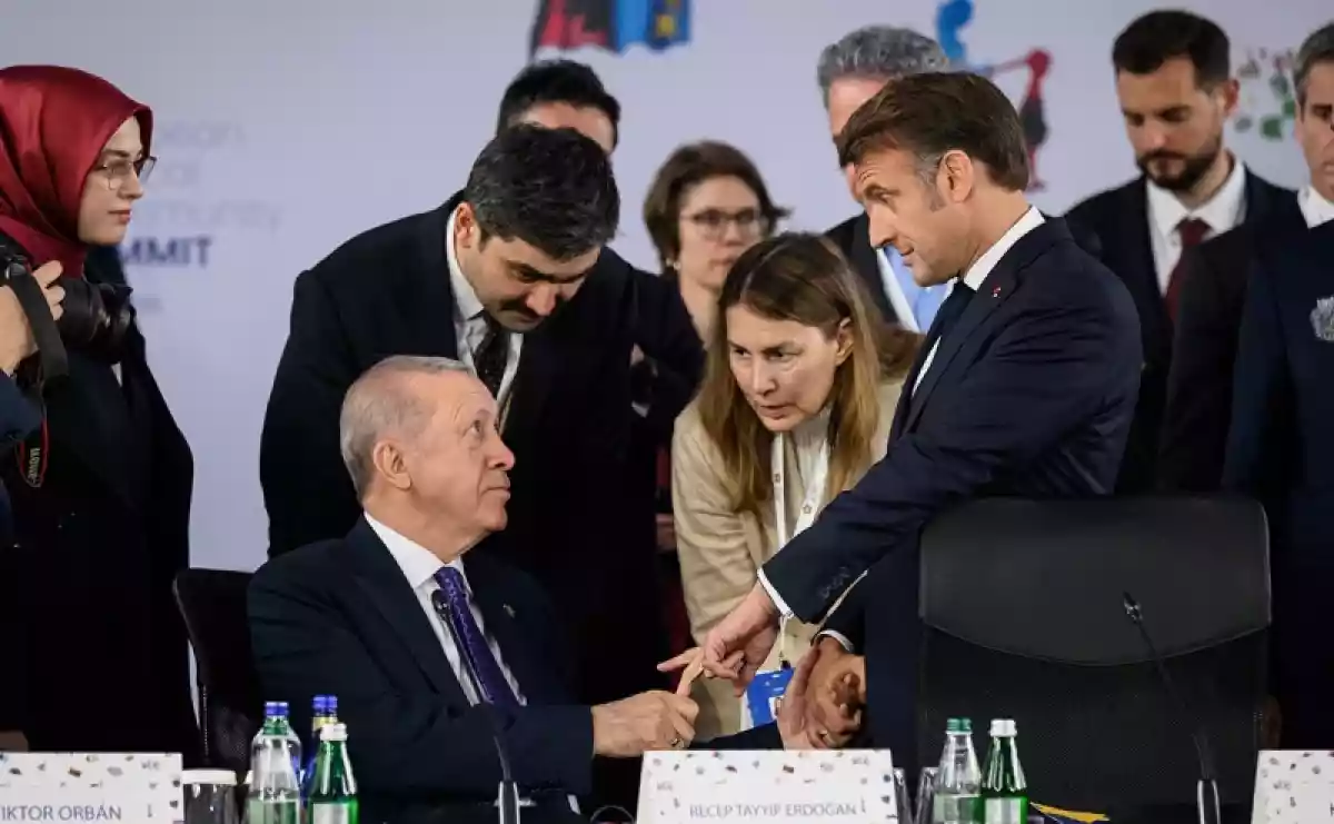 Саммиттегі тосын сәт: Ердоған Макронның саусағынан ұстап қалды