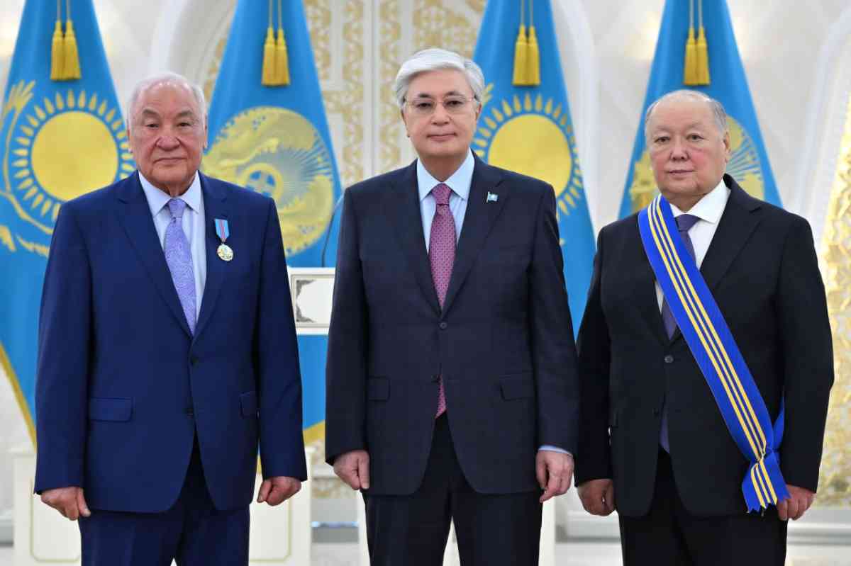 Президент Равиль Шырдабаев пен Серік Тоқпановқа мемлекеттік награда тапсырды