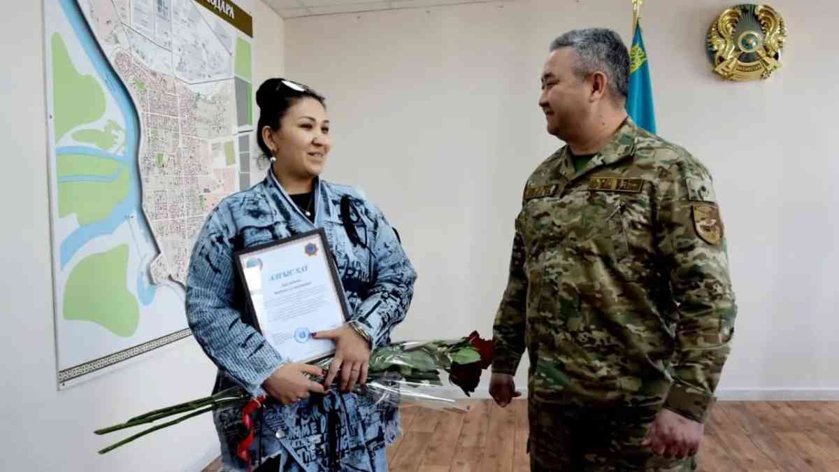 Павлодарда бүлдіршінді құтқарып қалған тұрғын марапатталды