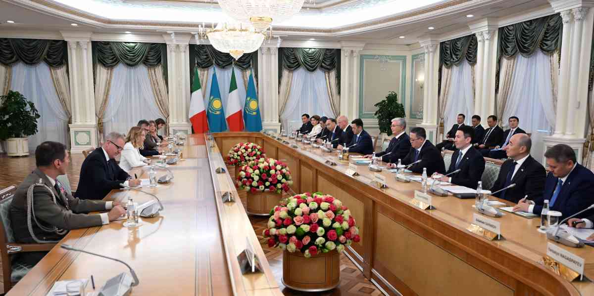Президент Италия Министрлер Кеңесінің төрағасымен кеңейтілген құрамда келіссөз жүргізді