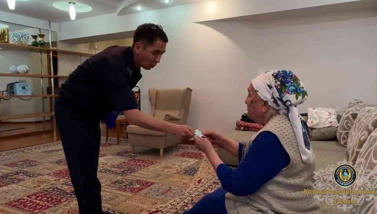 Алматыда 90 жастағы әжеге жеке куәлік үйінде рәсімделді
