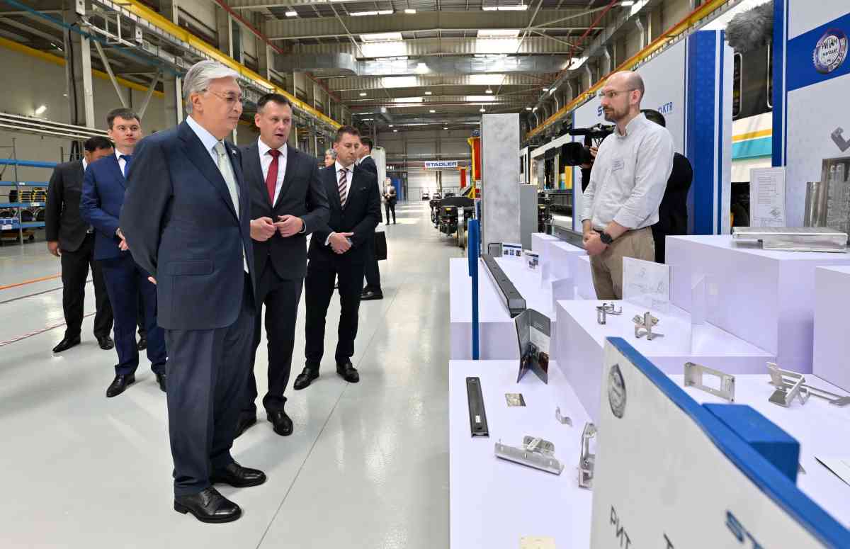 Президент Stadler Kazakhstan зауытымен танысты