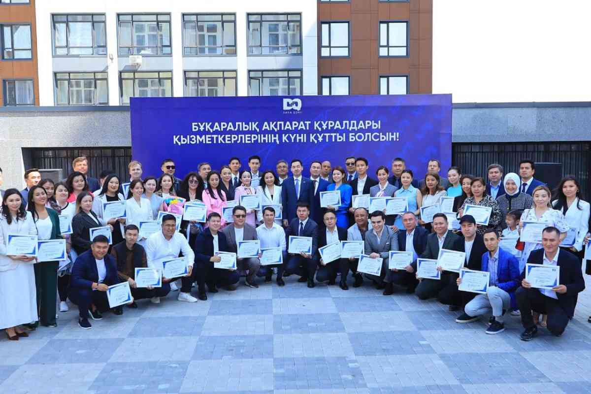 БАҚ қызметкерлерінің кәсіби мерекесіне орай Президенттің атынан журналистерге пәтер кілті табысталды