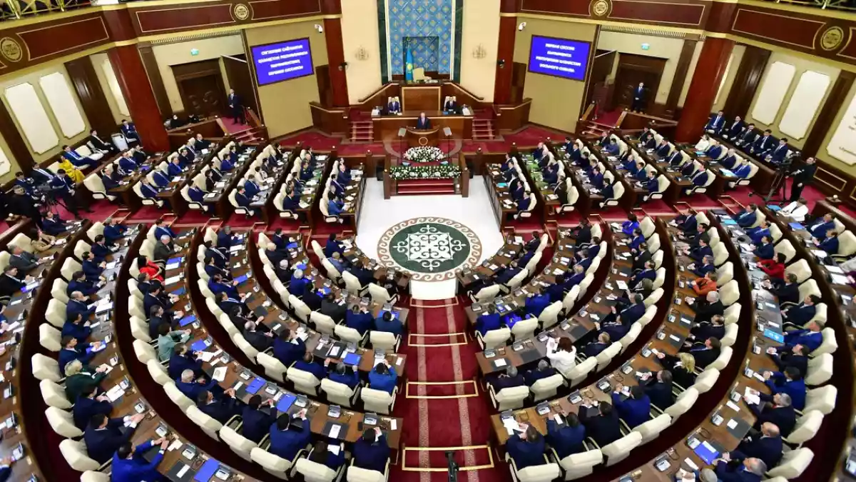 Парламент депутаттары каникулға кетті