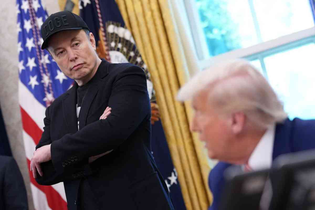 «Мүмкін, оны Оңтүстік Африкаға қайтарамыз ба?»: Трамп Илон Масктың субсидияларын тексеруді ұсынды