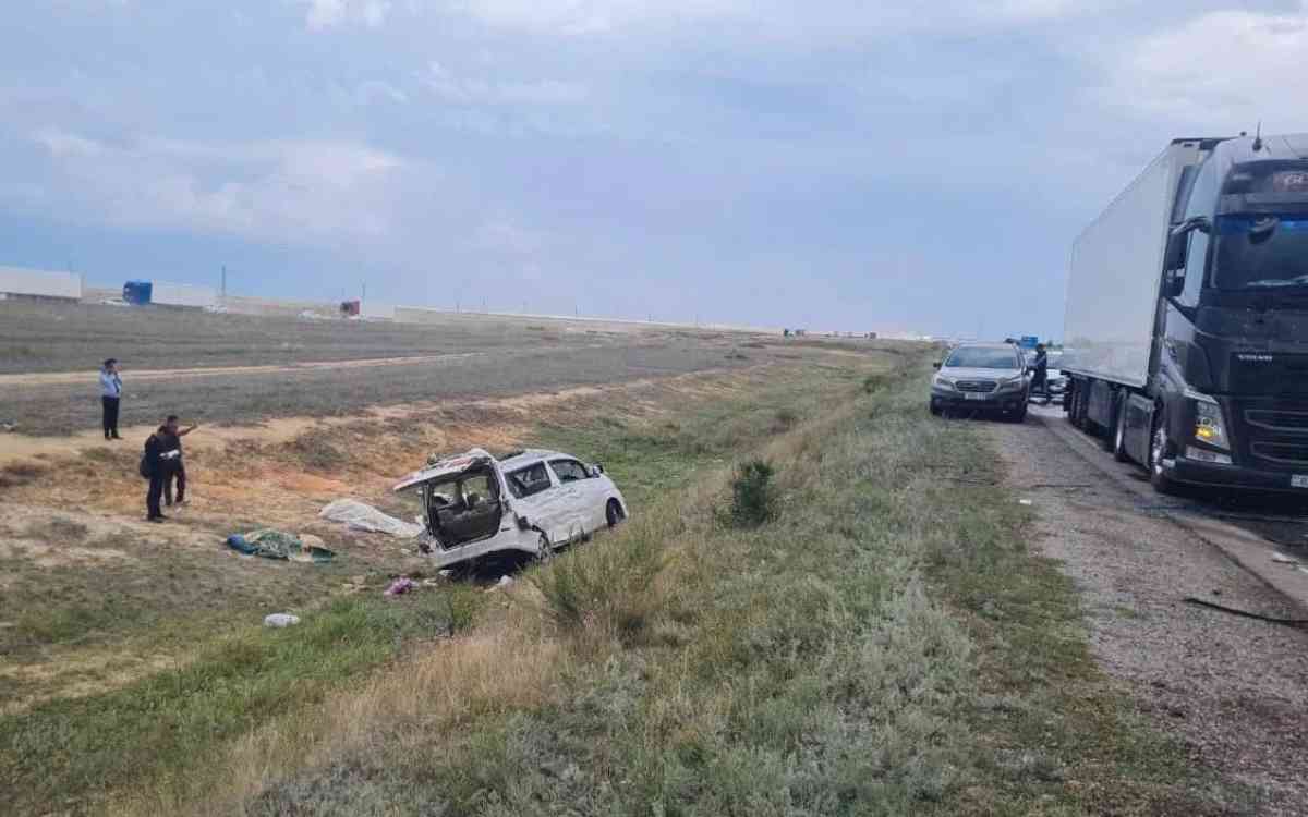 Ақтөбеде Toyota Alphard жүк көлігімен соқтығысып, төрт адам көз жұмды