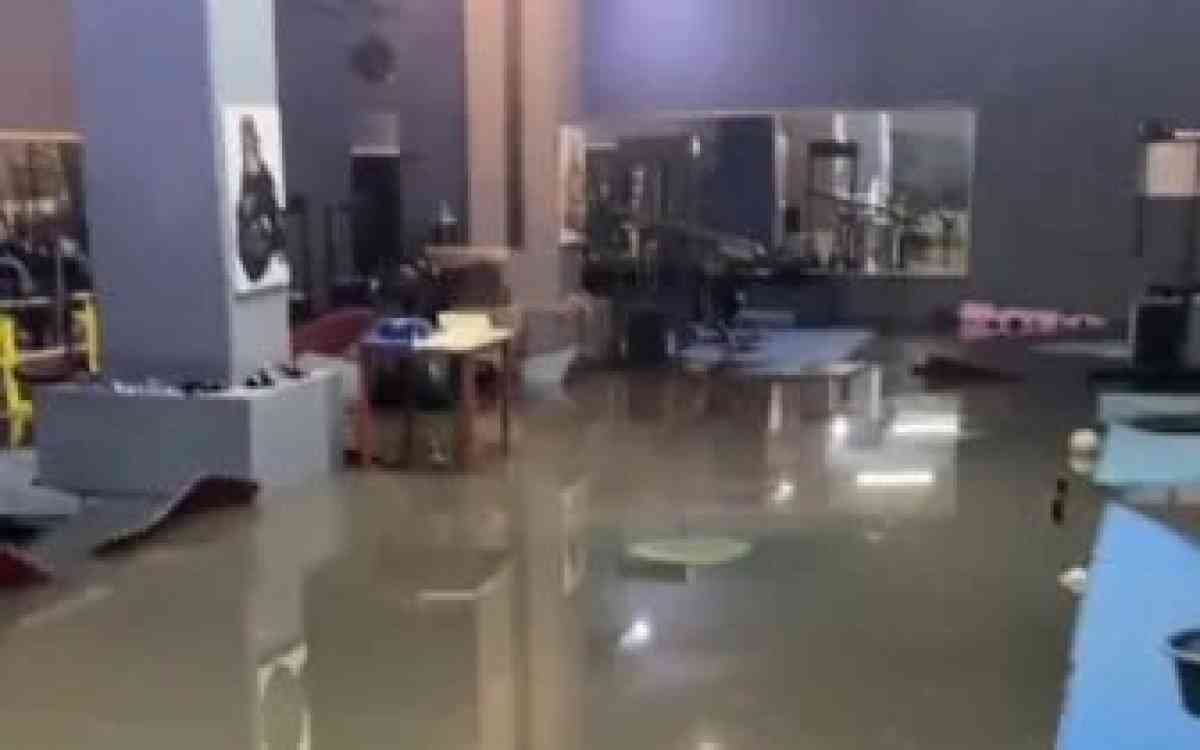 Петропавлда нөсер жауыннан кейін көшелер мен жертөлелерді су басты