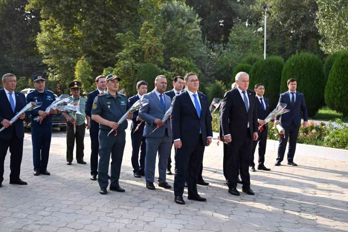 Мұрат Нұртілеу бастаған делегация Тәжікстандағы тарихи нысандарға гүл шоқтарын қойды