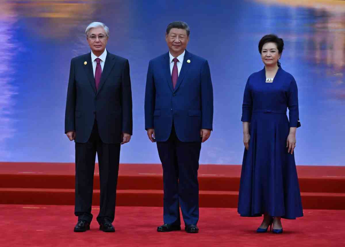 Си Цзиньпин Тяньцзинде Қасым-Жомарт Тоқаевты қарсы алды