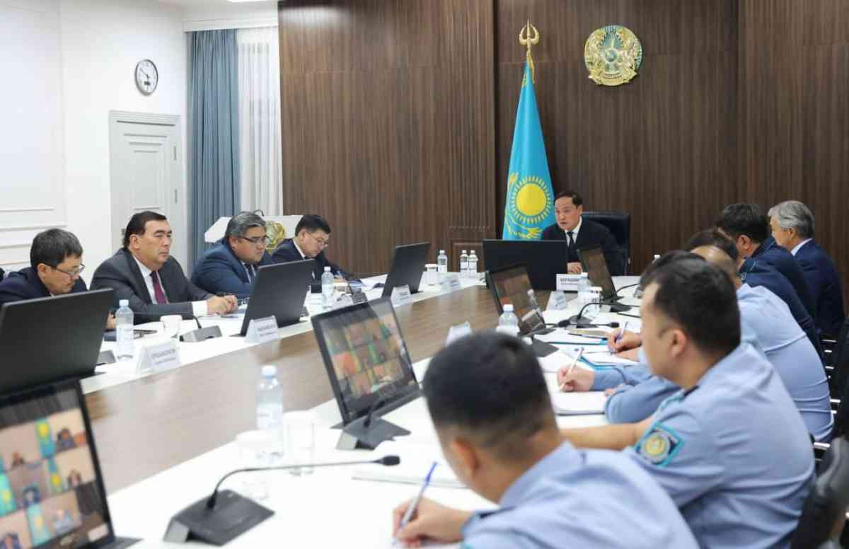 Ербол Қарашөкеев балалар мен жасөспірімдер арасындағы құқық бұзушылық мәселесіне қатысты шұғыл кеңес өткізді