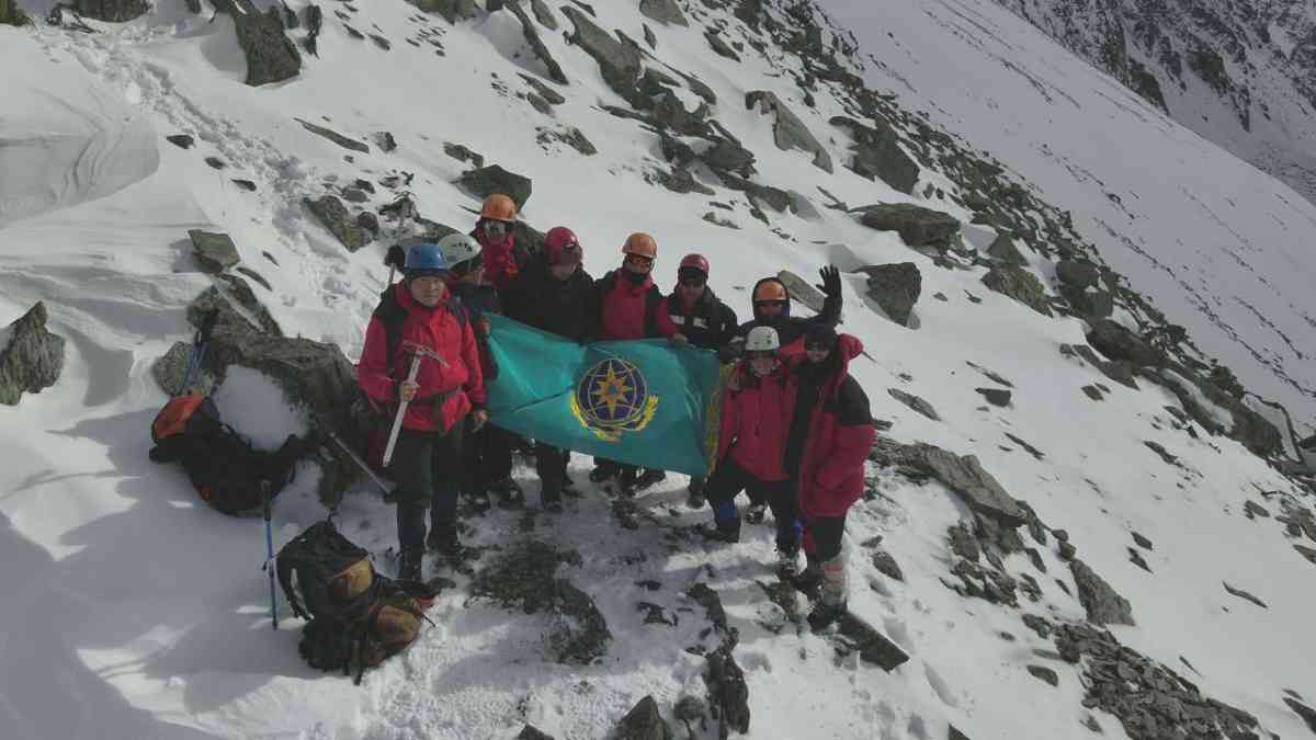 ШҚО құтқарушылары биіктігі 3000 метрден асатын тауды бағындырды