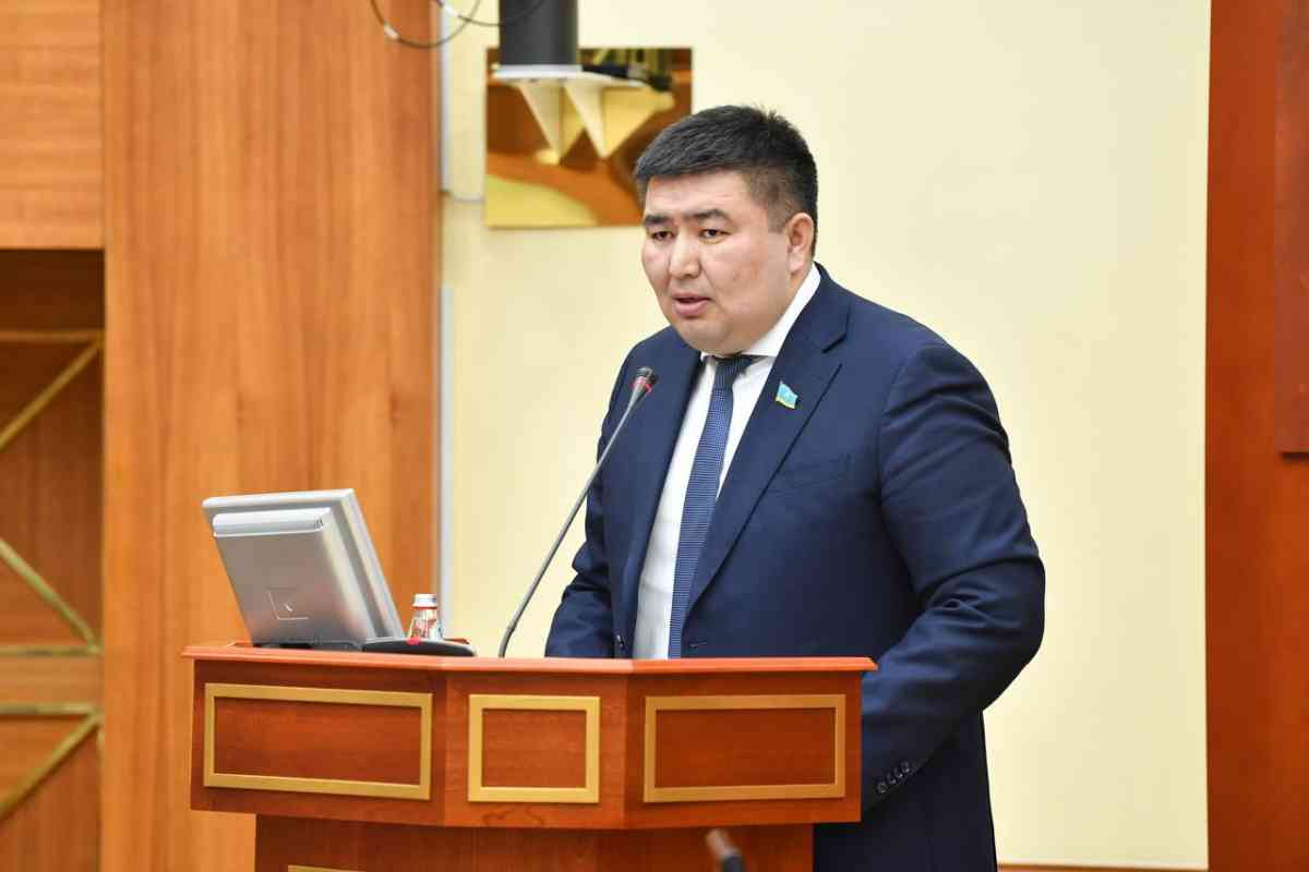 Депутат Елнұр Бейсенбаев балаларға мектеп қабырғасында смартфон қолдануға шектеу қоюды ұсынды