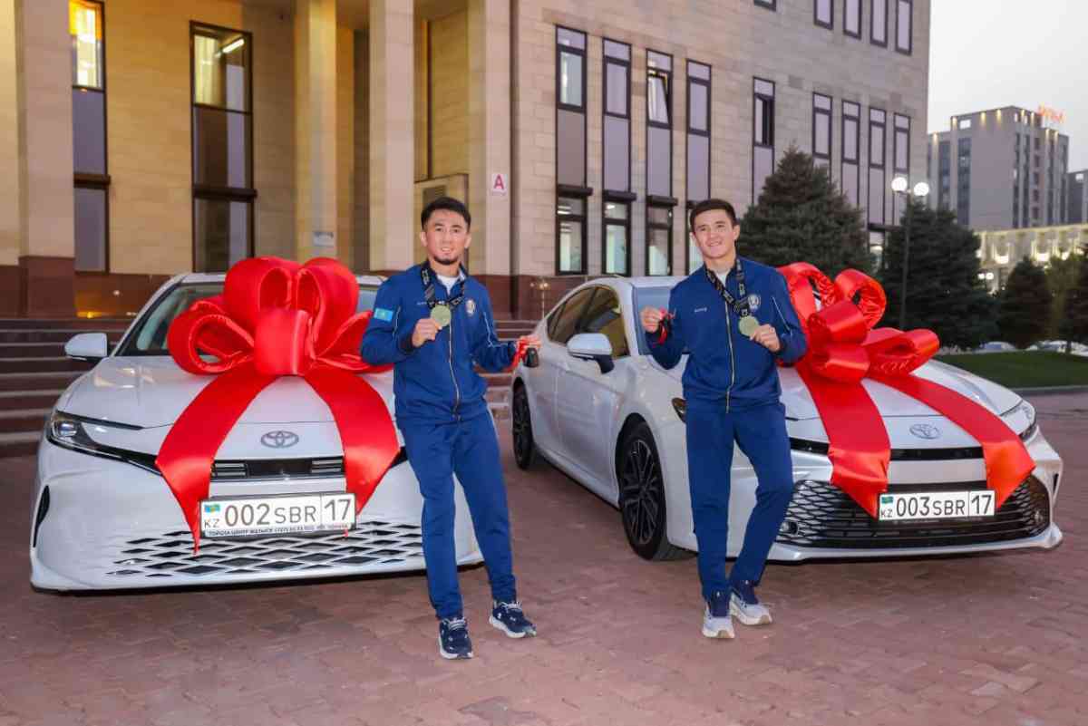 Ғабит Сыздықбеков чемпиондармен жүздесіп, спортшыларға құрмет көрсетті