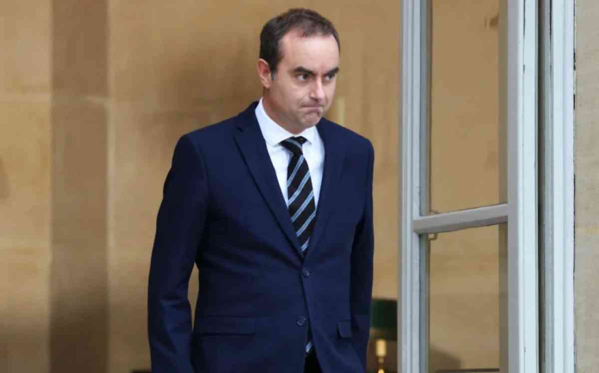 Қыркүйекте қызметке келген Францияның премьер-министрі 27 күннен кейін отставкаға кетті