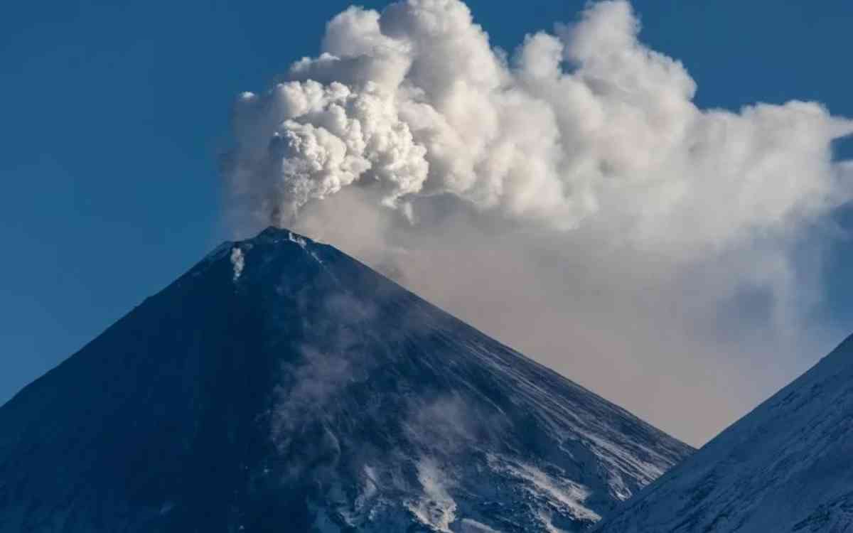 "Жер сілкінісінің әсері": Камчаткада жанартау оянды