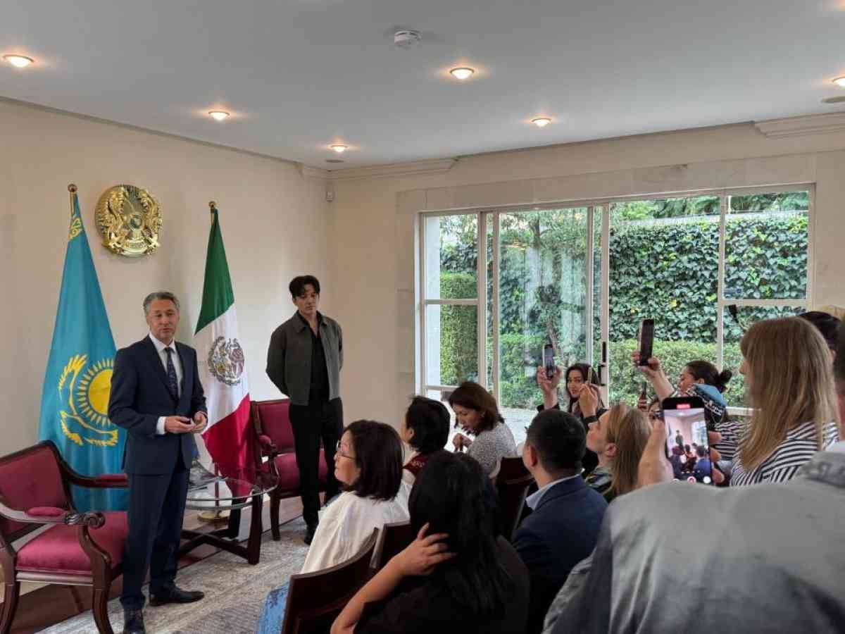 Димаш Құдайберген Мехикода қазақстандықтармен кездесті