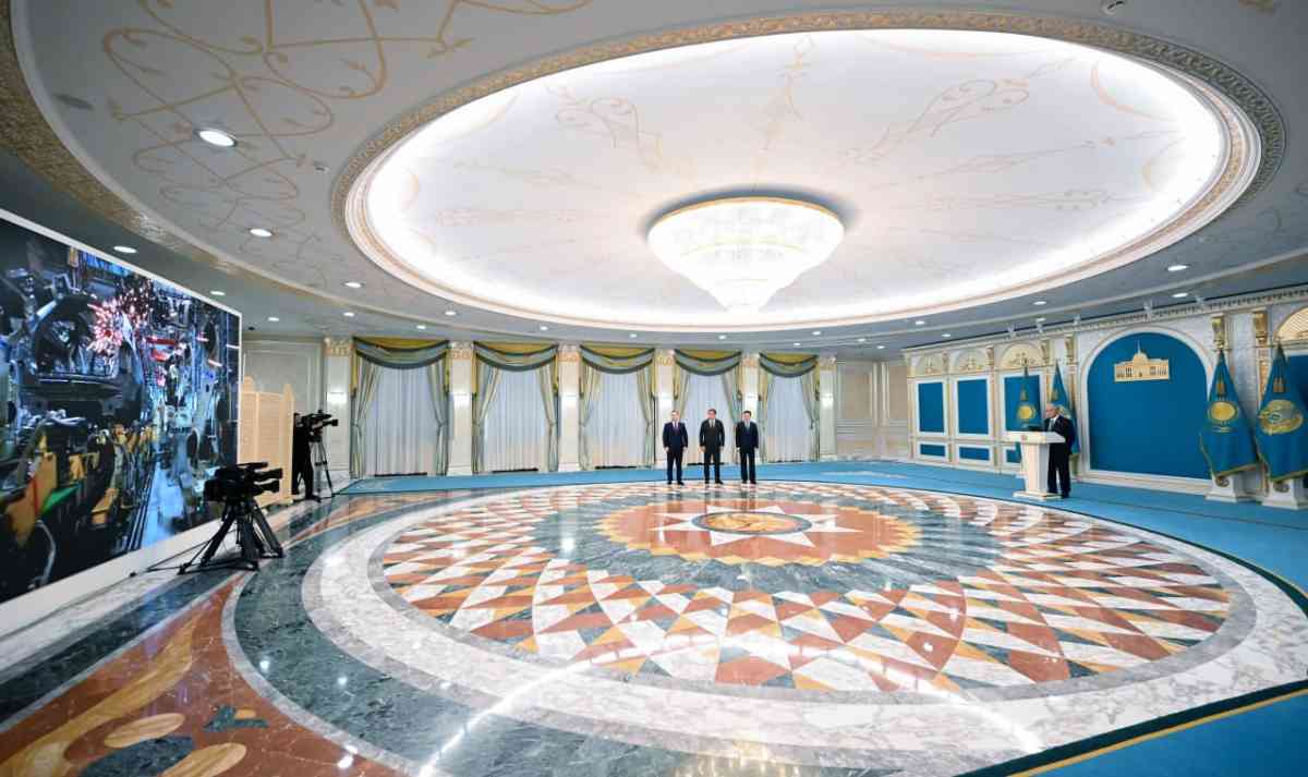 Президент телекөпір арқылы KIA Qazaqstan автомобиль зауытын ашты