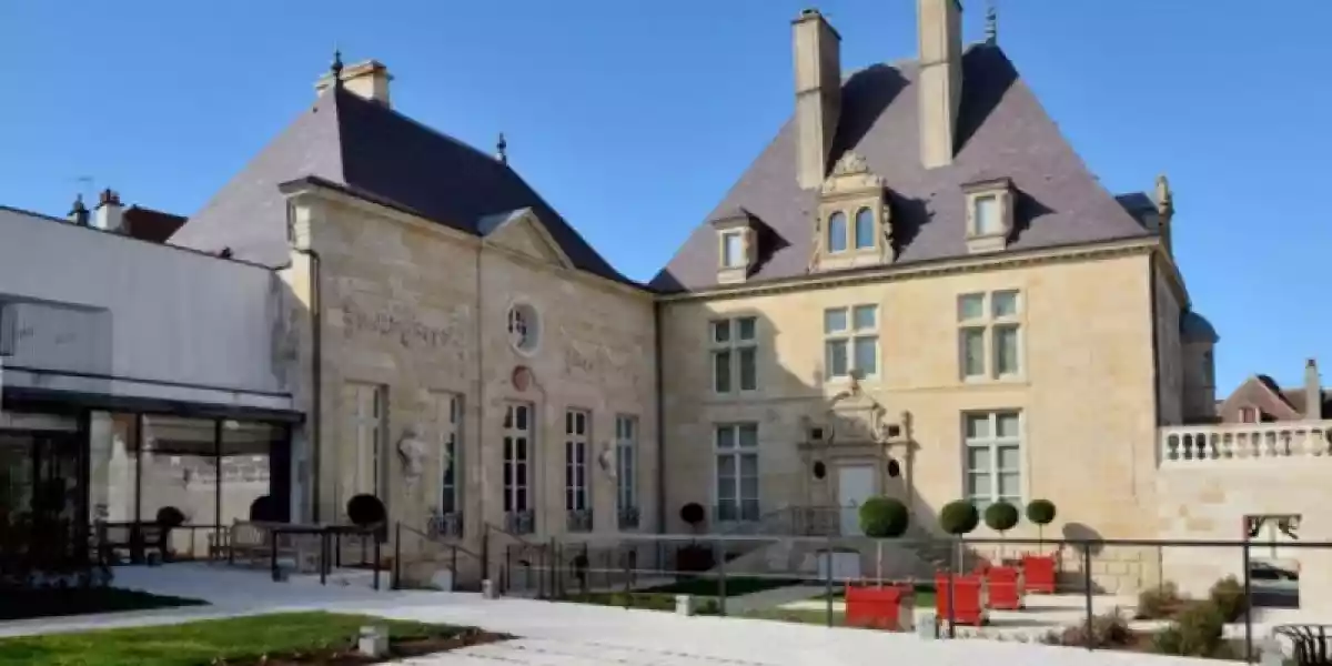 Франциядағы музейден құнды жәдігерлер ұрланды