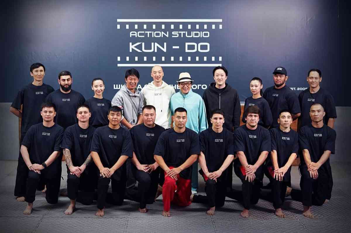 Мен жас қыздың аузындағы видео Airtouch шашты бояу техникасы