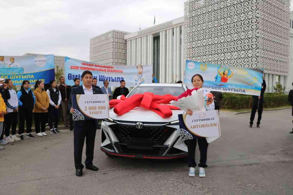 Әлем чемпионы Шұғыла Өмірбекке облыс әкімі көлік сыйлады